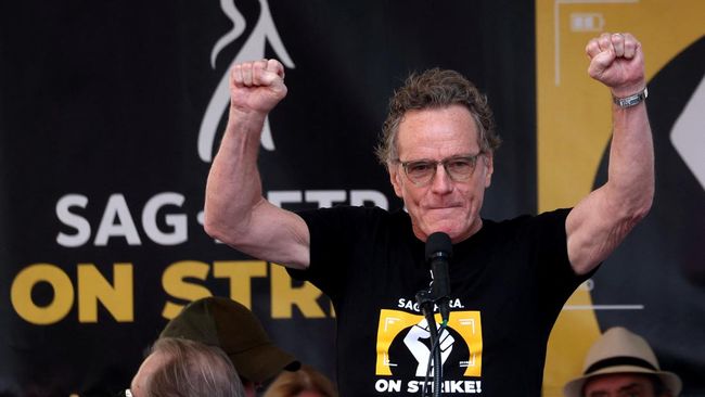 Bintang Breaking Bad, Bryan Cranston, ikut bergabung dengan aktor Hollywood lain dalam aksi mogok massal dan memberikan pidato.
