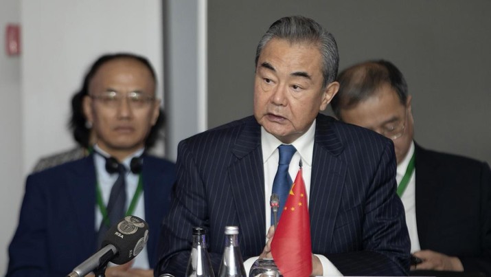Dalam foto yang dirilis oleh Kantor Berita Xinhua ini, Wang Yi, anggota Biro Politik Komite Sentral Partai Komunis China (CPC) dan direktur Kantor Komisi Pusat CPC untuk Luar Negeri, menghadiri Pertemuan ke-13 BRICS Nasional Penasihat Keamanan dan Perwakilan Tinggi untuk Keamanan Nasional di Johannesburg, Afrika Selatan, Selasa, 25 Juli 2023. Dalam foto yang dirilis oleh Kantor Berita Xinhua ini, Wang Yi, anggota Biro Politik Komite Sentral Partai Komunis China (CPC) dan direktur Kantor Komisi Pusat CPC untuk Luar Negeri, menghadiri Pertemuan ke-13 BRICS Nasional Penasihat Keamanan dan Perwakilan Tinggi untuk Keamanan Nasional di Johannesburg, Afrika Selatan, Selasa, 25 Juli 2023. China mencopot menteri luar negeri Qin Gang yang terkadang blak-blakan pada hari Selasa dan menggantikannya dengan pendahulunya Wang Yi pada pertemuan yang dijadwalkan tidak biasa, sebuah langkah yang telah memicu desas-desus tentang apa yang mungkin terjadi dengan elit Partai Komunis negara itu. (Zhang Yudong/Xinhua via AP)