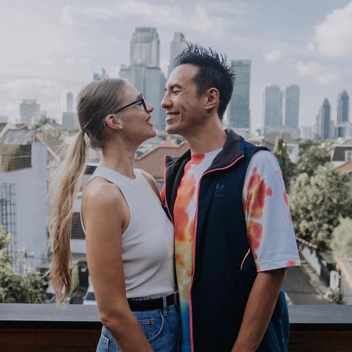 <p>Sejak buka-bukaan tentang kehidupan pribadinya, Daniel dan Vional mulai sering mengunggah potret kebersamaan di media sosial. (Foto: Instagram @vjdaniel/ @lolagin)</p>