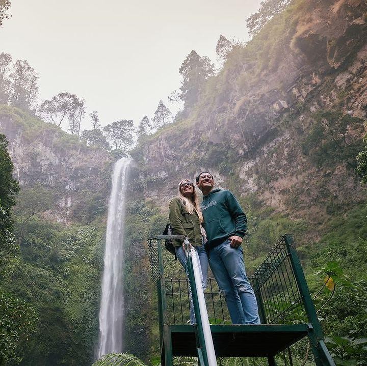 <p>Pasangan ini juga berpose mesra di dekat air terjun. Daniel mengungkapkan kebahagiaannya bisa membuat memori baru dengan sang istri. "Suka banget gw bisa buat memory-memory baru bersama @lolagin," tulisnya. (Foto: Instagram @vjdaniel/ @lolagin)</p>
