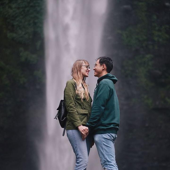 <p>Belum lama ini, Daniel mengunggah potret mesranya dengan sang istri ketika liburan ke Malang. Keduanya terlihat berpakaian casual. (Foto: Instagram @vjdaniel/ @lolagin)</p>