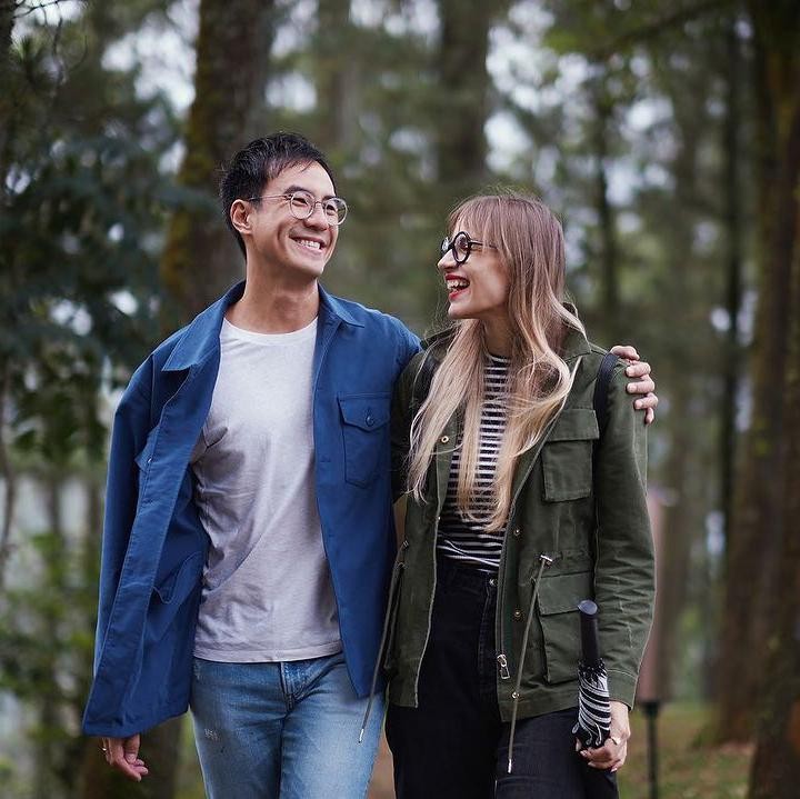 <p>Selain di Instagram, Daniel juga mulai menunjukkan sosok istrinya di vlog pribadi. Pria kelahiran Jakarta ini tak segan berbagi momen saat jalan-jalan dengan Viona, dan Viona sudah mulai terbuka dengan kehidupan pribadinya. (Foto: Instagram @vjdaniel/ @lolagin)</p>