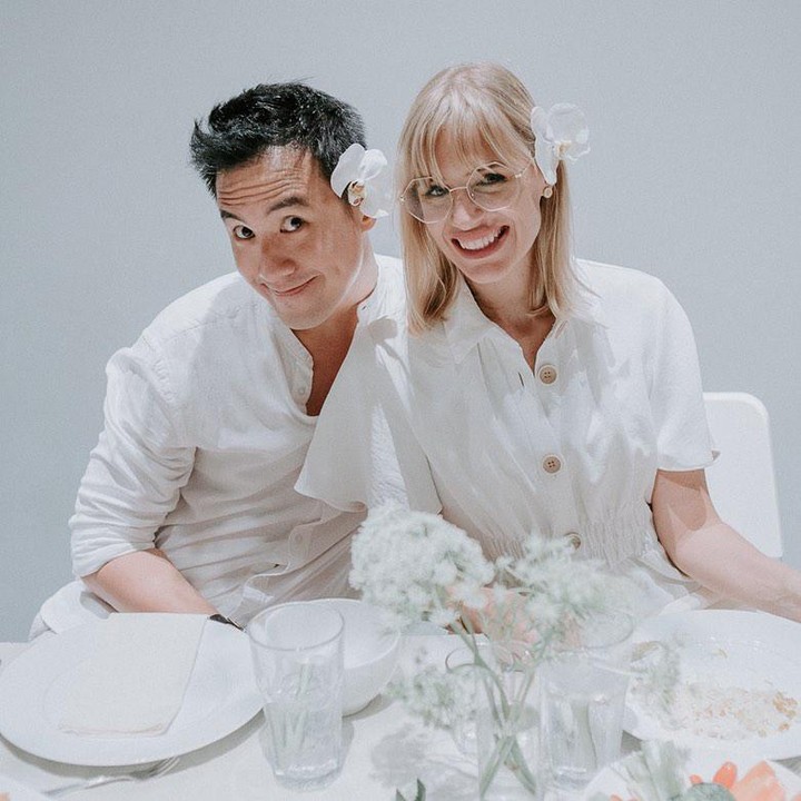 <p>VJ Daniel dan istri bulenya, Viola Maria, termasuk pasangan yang jarang tersorot kamera. Keduanya resmi menikah pada 2011 di Jerman dan pernikahan ini diselenggarakan secara tertutup, jauh dari sorot media. (Foto: Instagram @vjdaniel/ @lolagin)</p>