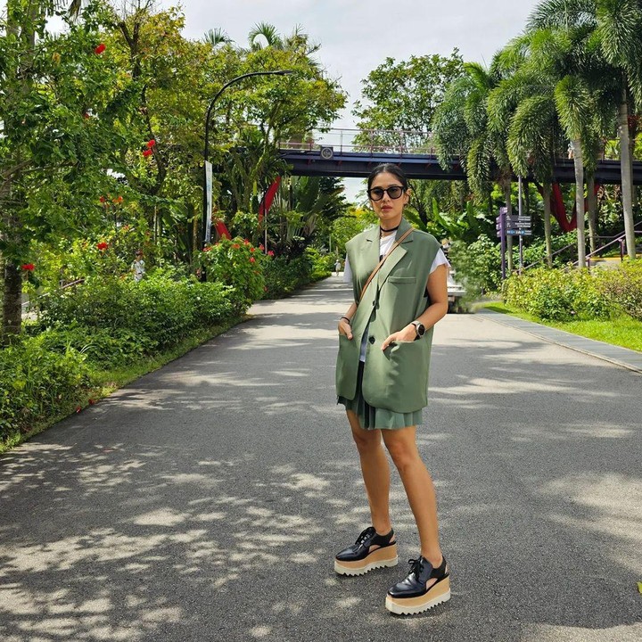 <p>Wanita 41 tahun yang memulai kariernya di dunia hiburan pada 1996, sebagai juara pertama di ajang GADIS Sampul tampaknya selalu tampil memesona. (Foto: Instagram@therealdisastr)</p>