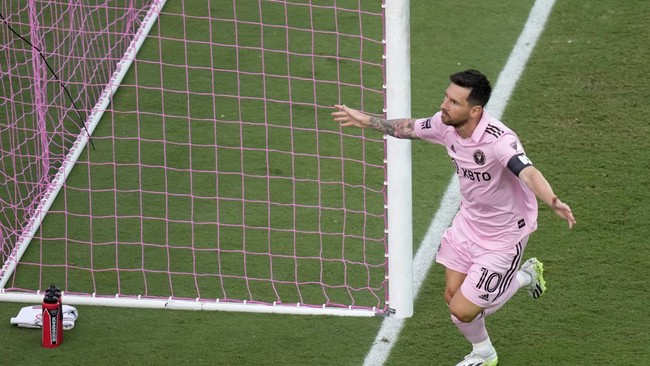 Lionel Messi mencetak dua gol alias brace saat Inter Miami unggul 3-0 atas Atlanta United di babak pertama dalam laga lanjutan Piala Liga 2023.