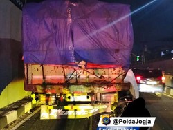 Pengendara NMax Tewas Usai Tabrak Truk Mogok di Underpass Kentungan