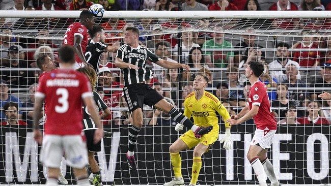 Manchester United kalah 1-3 dari tim kasta keempat Liga Inggris, Wrexham AFC, pada laga uji coba di Snapdragon Stadium, San Diego, Amerika Serikat.