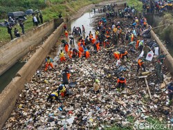 Momen Pandawara Group dan Warga Bersih-bersih Sungai di Bandung