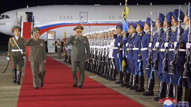 Korea Utara diperkirakan bakal memamerkan sederet senjata mutakhir ketika menyambut delegasi tingkat tinggi China dan Rusia yang ke Pyongyang pekan ini.