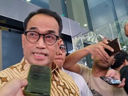 Usai Diperiksa KPK, Menhub Tegaskan Dukung Pengusutan Suap Proyek Jalur KA