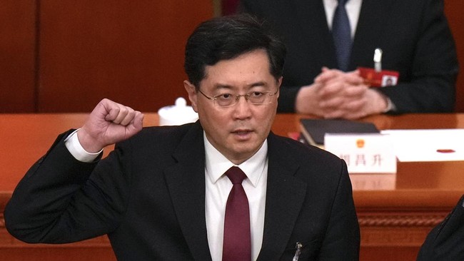 Menlu China Qin Gang dicopot dari jabatannya usai sebulan menghilang, karena disebut memiliki "masalah kesehatan".