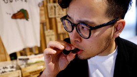 FOTO: Kepincut Sajian Kari Jangkrik dan Sashimi Ulat di Jepang