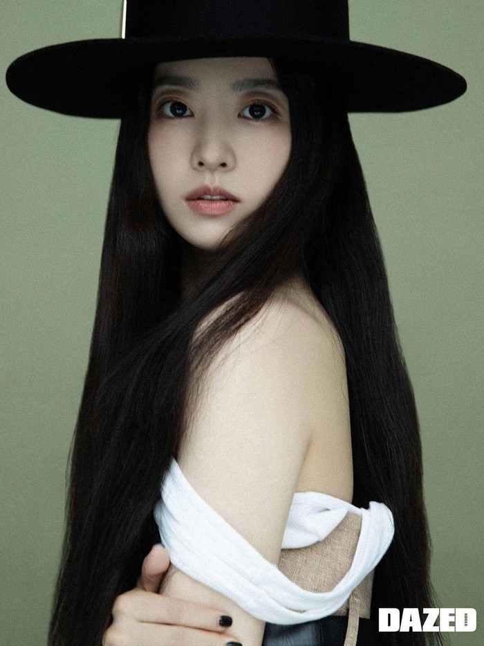 Aktris kelahiran 1990 tersebut menunjukkan image yang lebih dewasa, namun tetap terlihat menggemaskan dalam postur tubuhnya yang mungil./ Foto: instagram.com/boyoung0212_official