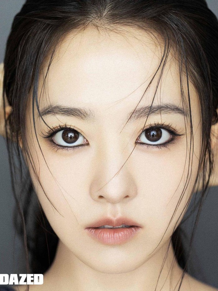 Aktris cantik dan multitalenta yang dikenal dengan pesona baby-face yakni Park Bo Young menjalani pemotretan untuk DAZED Korea edisi Agustus 2023 baru-baru ini./ Foto: instagram.com/boyoung0212_official