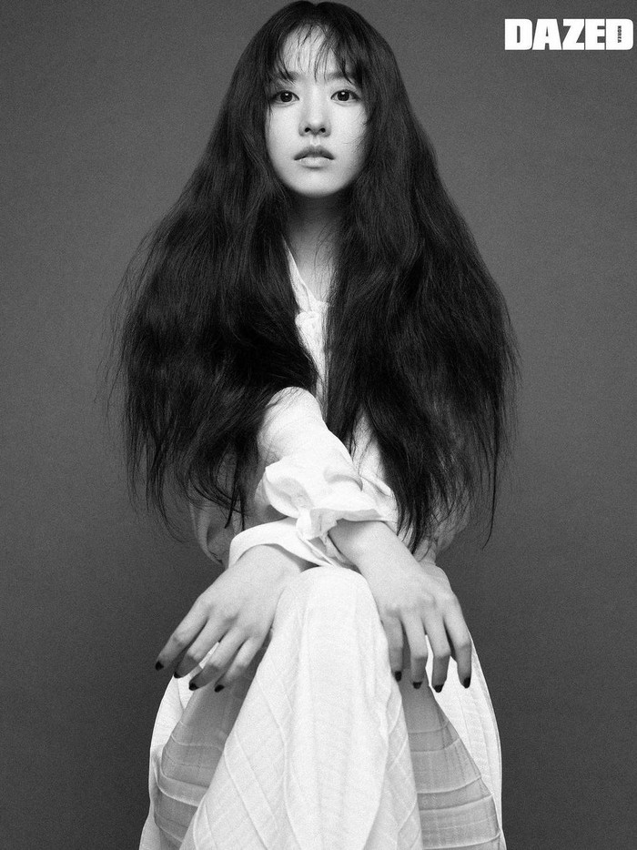 Dengan nuansa yang sedikit gloomy namun tetap terlihat elegan, Park Bo Young terlihat stunning dalam beberapa gaya berbeda, Beauties./ Foto: instagram.com/boyoung0212_official