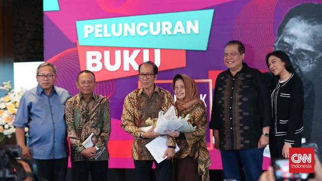 Wartawan senior Ishadi Soetopo Kartosapoetro (SK) meluncurkan buku biografinya yang berjudul 'Broadcaster Empat Zaman'.