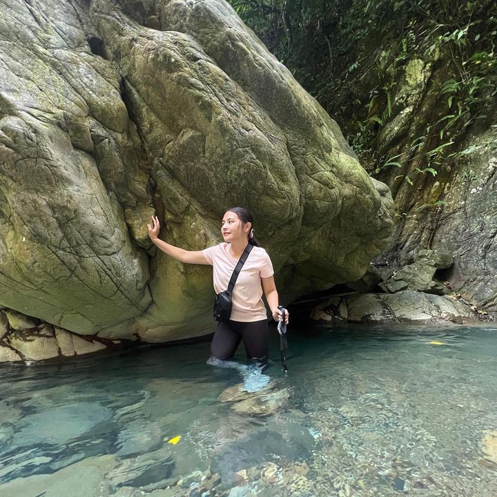<p>Belum lama ini, Prilly mengunggah potretnya ketika sedang <em>trekking</em> dan menjelajahi curug. Dalam foto, Prilly terlihat mengenakan kaos, <em>legging</em> hitam, dan membawa tas kecil. (Foto: Instagram: @prillylatuconsina96)</p>