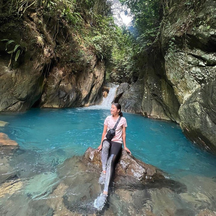 <p>"<em>Trekking</em> kemarin eksplorasi curug! Walaupun habis <em>trekking</em> dikejar-kejar meeting, tapi tetap senang karena bisa punya waktu sejenak buat diri sendiri," ujarnya. (Foto: Instagram: @prillylatuconsina96)</p>