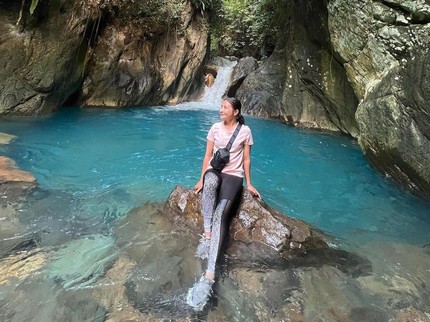 7 Potret Prilly Latuconsina Trekking Jelajahi Curug & Sebut Sebagai Me Time