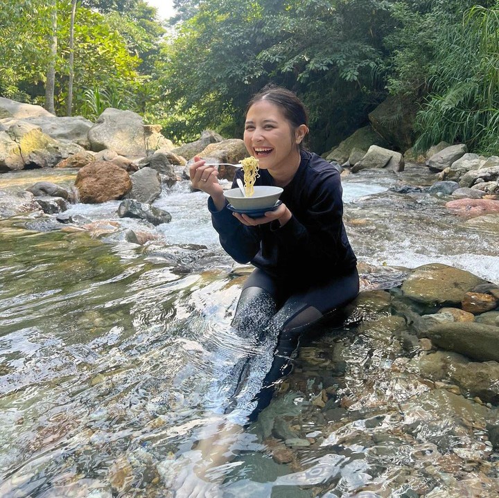 <p>"<em>Best part-</em>nya adalah makan mi instan setelah berenang di air yang jernih dan dingin banget! <em>Happy me!</em>" papar wanita 26 tahun ini. (Foto: Instagram: @prillylatuconsina96)</p>