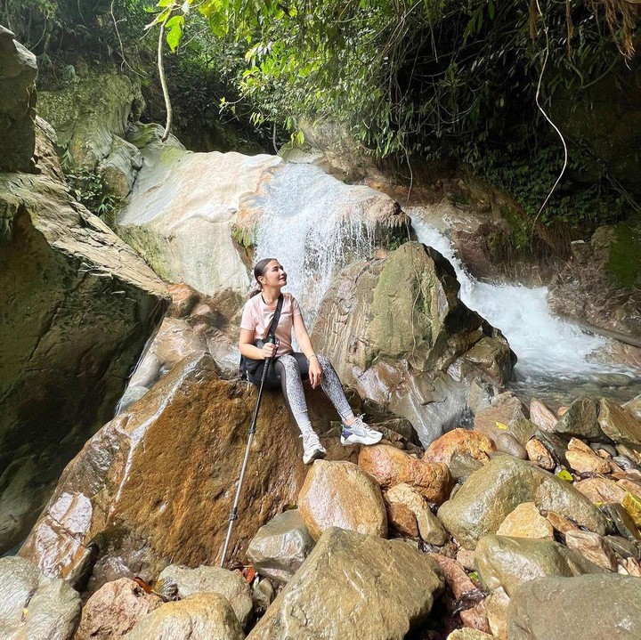 <p>Unggahan ini memperlihatkan Prilly tengah berenang sambil menikmati alam yang ada di sekitarnya. Ia juga menggenggam <em>trekking</em> pole untuk membantunya berjalan. (Foto: Instagram: @prillylatuconsina96)</p>