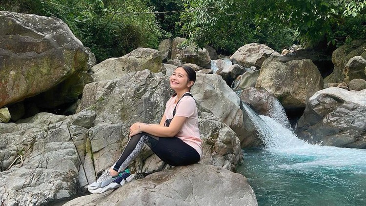 Potret Prilly Latuconsina Trekking Potret Prilly Latuconsina Trekking