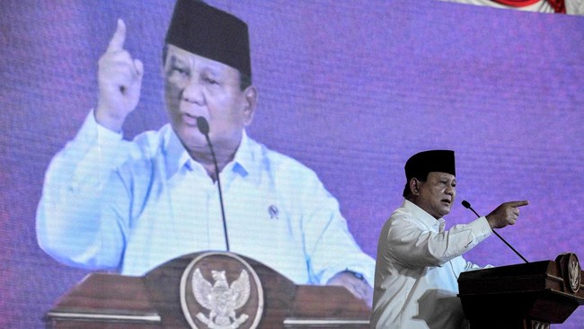 Prabowo Subianto akan mempelajari kemungkinan melapor polisi soal isu liar mencekik wamen pada rapat di Istana.