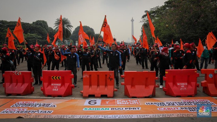 Ratusan pekerja yang tergabung dalam Partai Buruh dan Konfederasi Serikat Pekerja Seluruh Indonesia (KSPSI) melakukan aksi unjuk rasa di kawasan Patung Kuda, Monas, Jakarta, Rabu (26/7/2023). (CNBC Indonesia/Faisal Rahman)