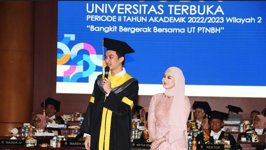 Rey Mbayang wisuda S1 Universitas Terbuka