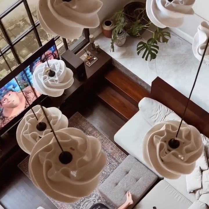 <p>Untuk mempercantik ruangan, Nana Mirdad menggunakan lampu yang berfungsi sebagai benda dekoratif. (Foto: Instagram @nanamirdad_)</p>