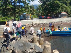 Proyek Dermaga Mangkrak, Warga di Ternate Jalan Kaki di Batu Karang