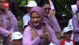 VIDEO: Hari Anak Indonesia, Iriana Jokowi Main Bekel di Banyuwangi