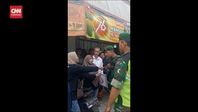 VIDEO: Ingin Temui Jokowi, Keluarga Korban Kanjuruhan Diadang Aparat