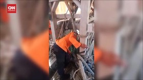 VIDEO: Lubang Sumur Penggalian Emas Runtuh, 8 Penambang Terjebak