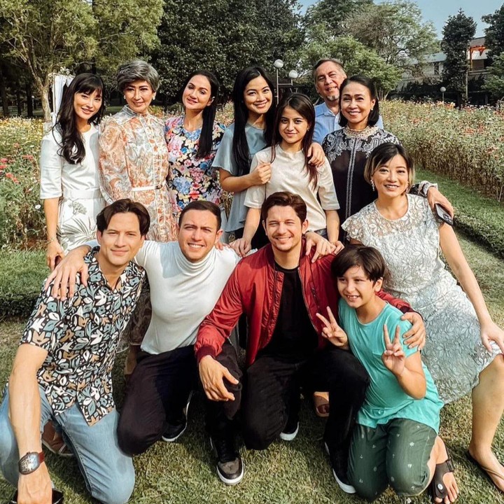 <p>Di sela-sela kesibukan syuting, Titi Kamal dan jajaran pemain sinetron kerap berkumpul dan mengabadikan potret kekompakan mereka, nih. Di sinetron ini, Titi Kamal juga beradu akting dengan aktris Leony Vitria Hartanti. (Foto: Instagram @leonyvh)</p>