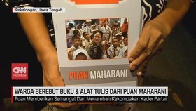VIDEO: Warga Berebut Buku & Alat Tulis dari Puan Maharani