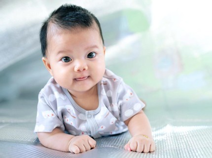 10 Ide Stimulasi Bayi 4 Bulan agar Tumbuh Kembangnya Optimal