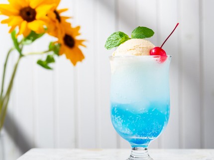 5 Resep Cream Soda, Minuman Menyegarkan Berwarna Biru & Putih di MV EXO