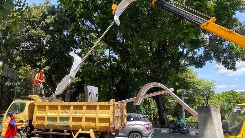 Kontroversi mengenai pengembalian 100 persen uang untuk proyek lampu estetika jalan di Kota Medan terus berlangsung.
