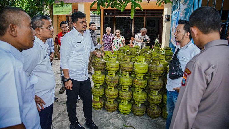 Wali Kota Medan, Muhammad Bobby Afif Nasution, merespons keluhan warga yang kesulitan mendapatkan gas elpiji 3 Kg.