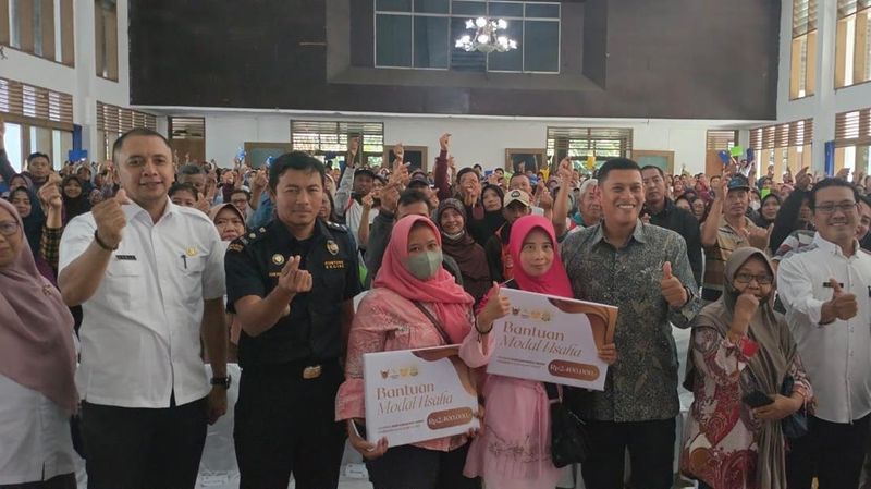 Pemerintah Kota (Pemkot) Kediri memberikan bantuan modal usaha kepada 751 orang masyarakat Kota Kediri.