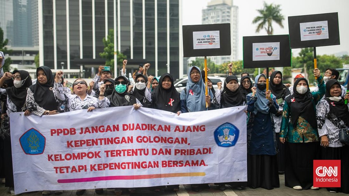 FOTO: Aksi Guru di Kemendikbud Kecam Dugaan Politisasi PPDB