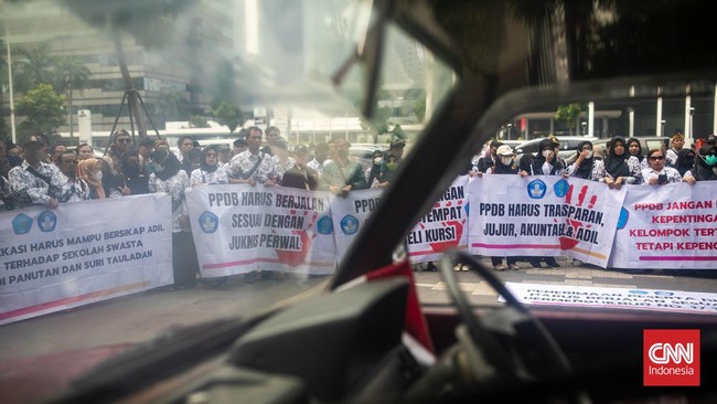 FOTO: Aksi Guru di Kemendikbud Kecam Dugaan Politisasi PPDB