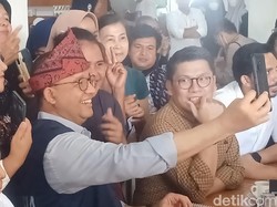 Anies Diserbu Emak-emak Minta Selfie saat Kunjungi Warung Kopi Jambi