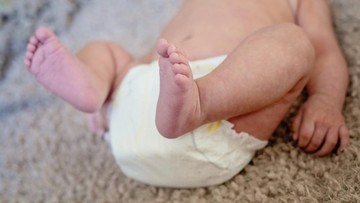 WARNA FESES BAYI MERAH DAN HITAM