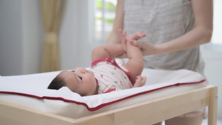 Ilustrasi Alasan Feses Bayi Hijau