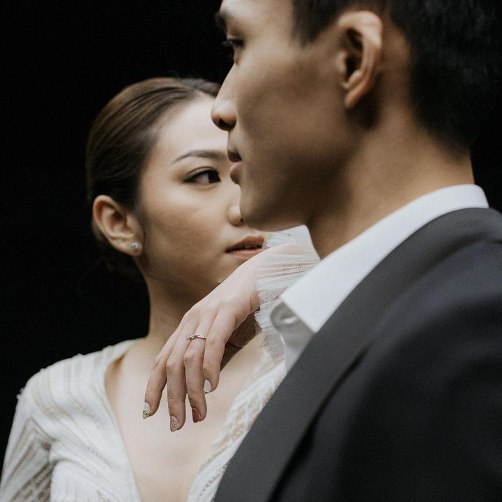 <p>Dengan mengusung tema <em>black and white</em>, pasangan ini terlihat begitu elegan. Jonatan Christie atau yang akrab disapa Jojo ini terlihat mengenakan jas berwarna hitam. Sementara, Shania mengenakan gaun berwarna putih. (Foto: Instagram@jonatanchristieofficial)</p>