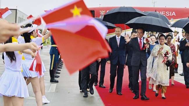 Kunjungan Jokowi dan 'pembantunya' ke China awal pekan ini menghasilkan kerja sama baru bernilai Rp197,48 triliun. Itu untuk baterai listrik dan kesehatan.