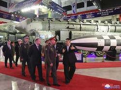 Kim Jong Un Pamerkan Drone-Rudal Korut yang Dilarang ke Menhan Rusia