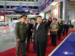 Kim Jong Un Pamerkan Rudal Terlarang ke Menhan Rusia